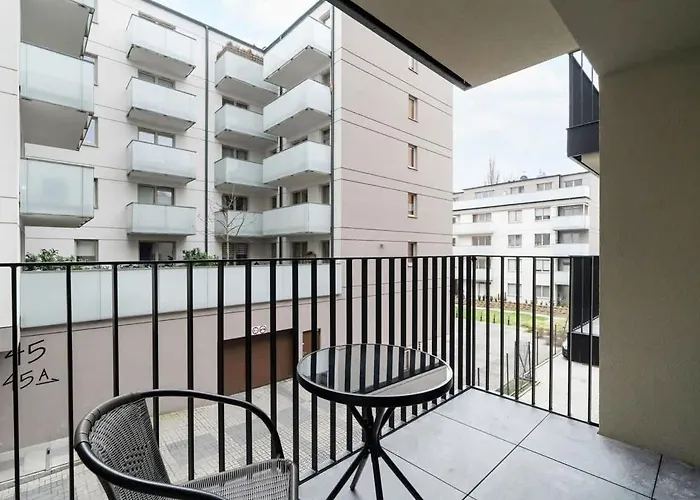 Cozy And Bright In By Renters